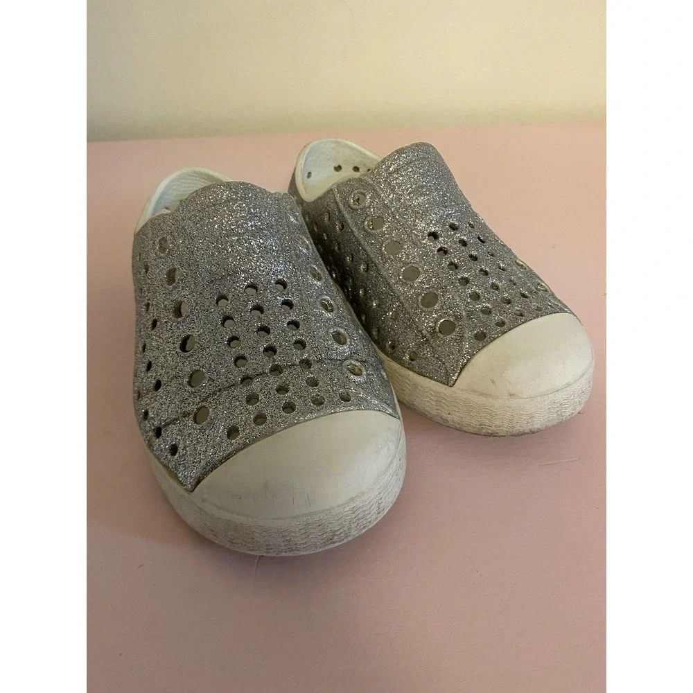 Native Jefferson Silver Sparkle Slip On Water Pool Shoes‎ 6